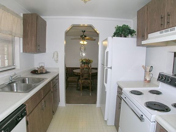 Kitchen has all appliances included