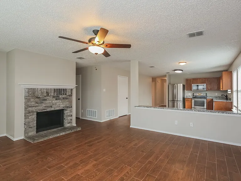 2813 McIntosh Ct — Photo 6