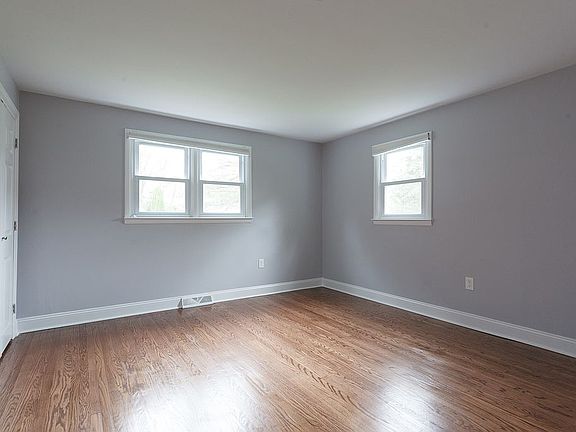 3rd image of 112 Sunset Dr