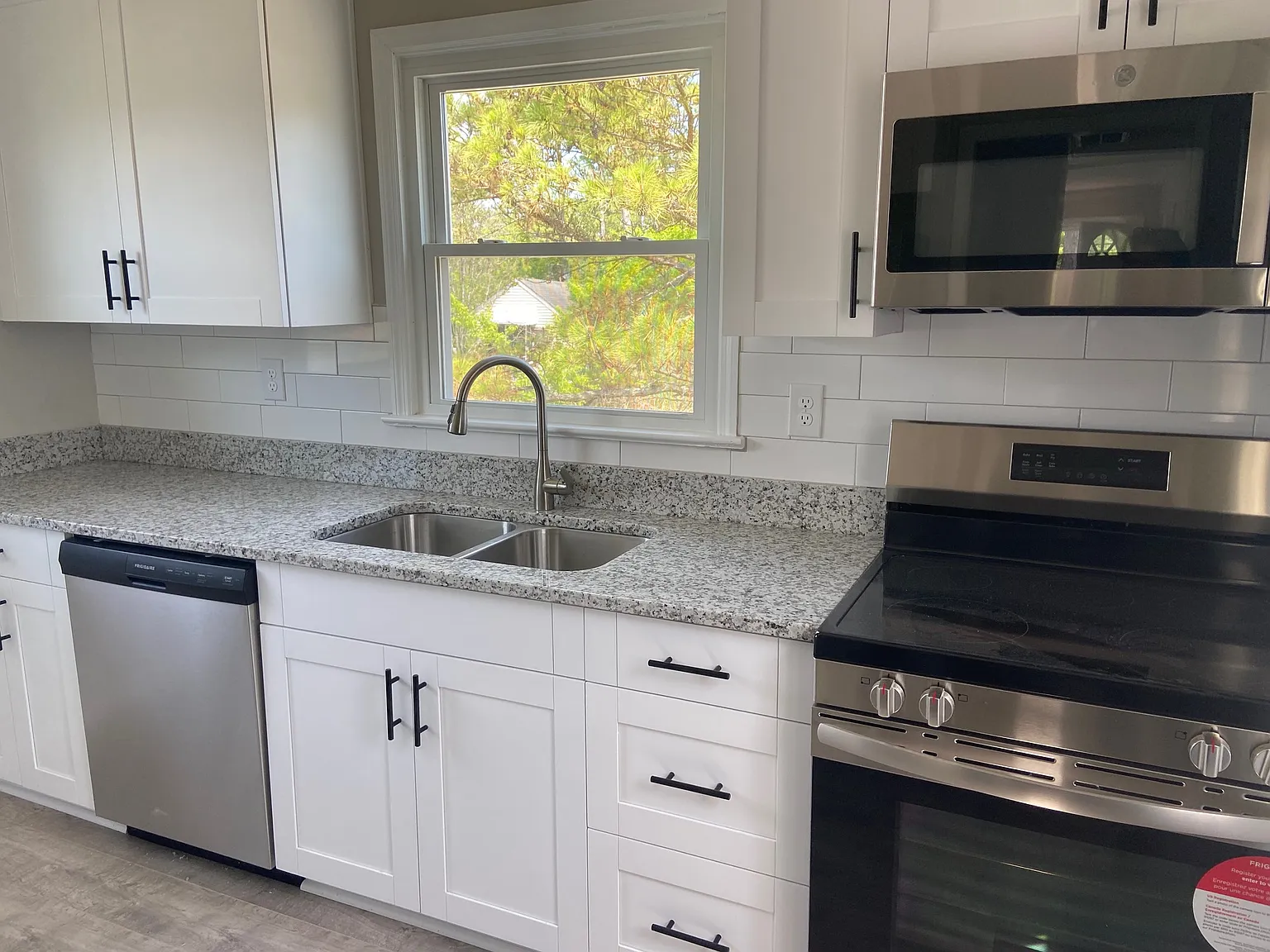3 bed, 800 sqft, $1,600 — Photo 2