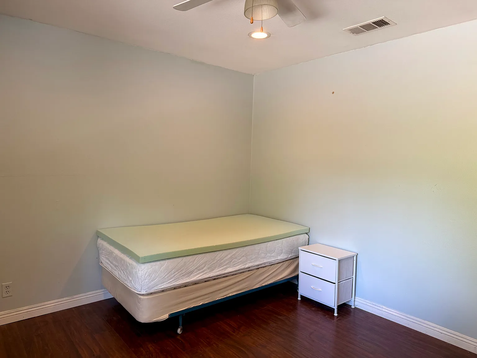 5 bed, 3694 sqft, $1,000 — Photo 2