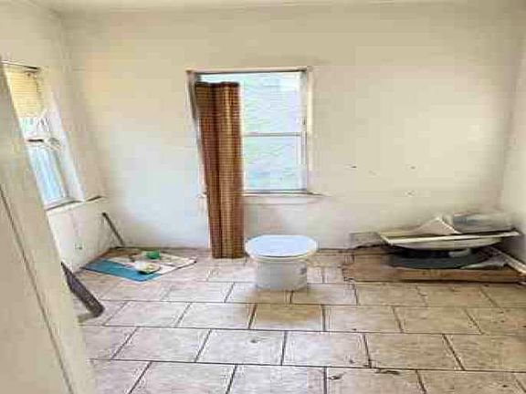 5th image of 2419 W Marquette Rd