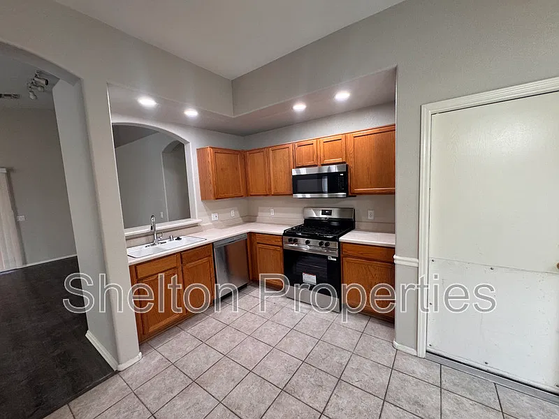 3 bed, 2.0 bath, 1266 sqft, $2,125 — Photo 3