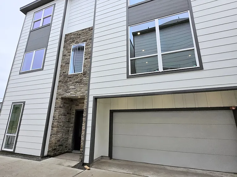2706 Nagle St — Photo 2