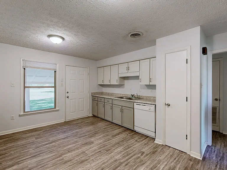 8614 Burleson Ln — Photo 22