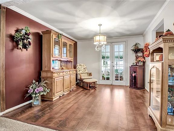 5th image of 301 Colonial Dr