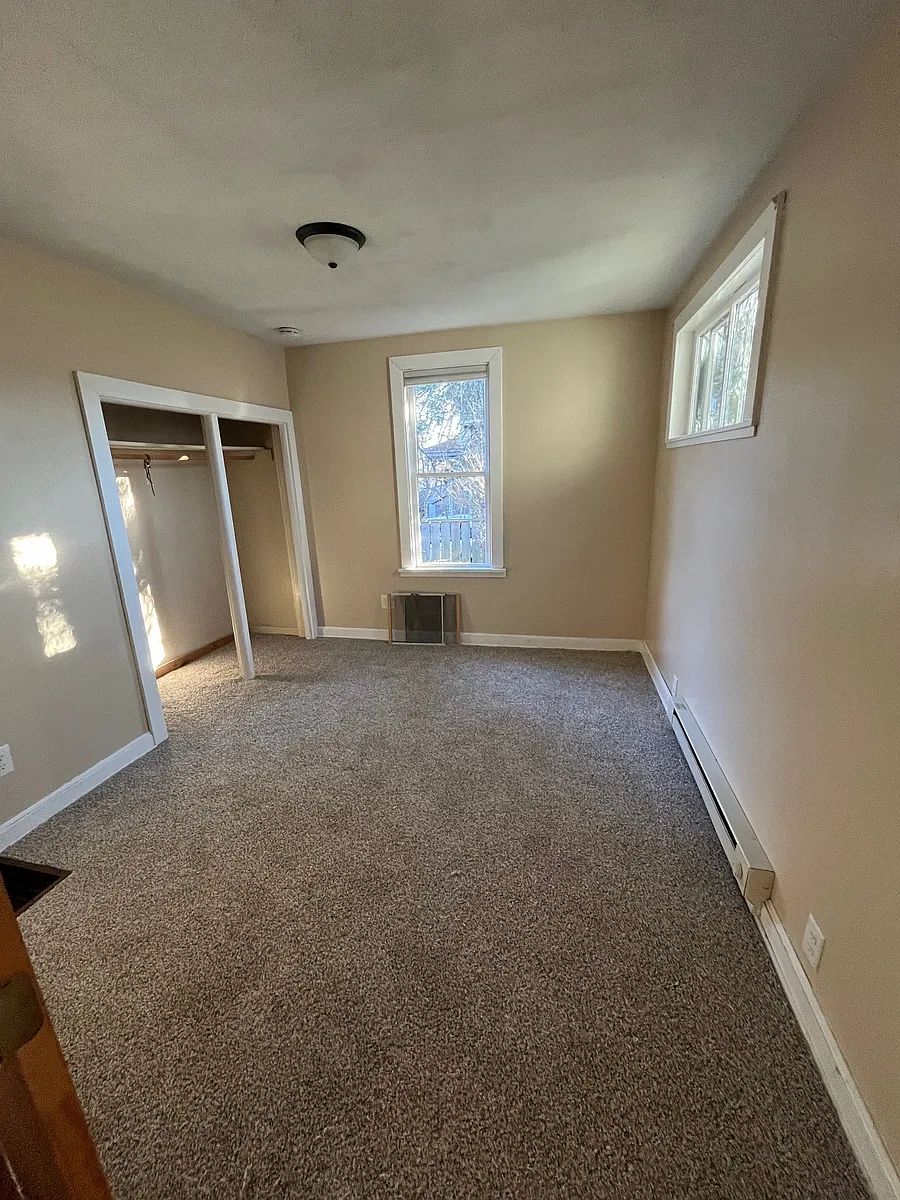 Private unfurnished bedroom 9ft x11ft - 312 N 60th Ave E