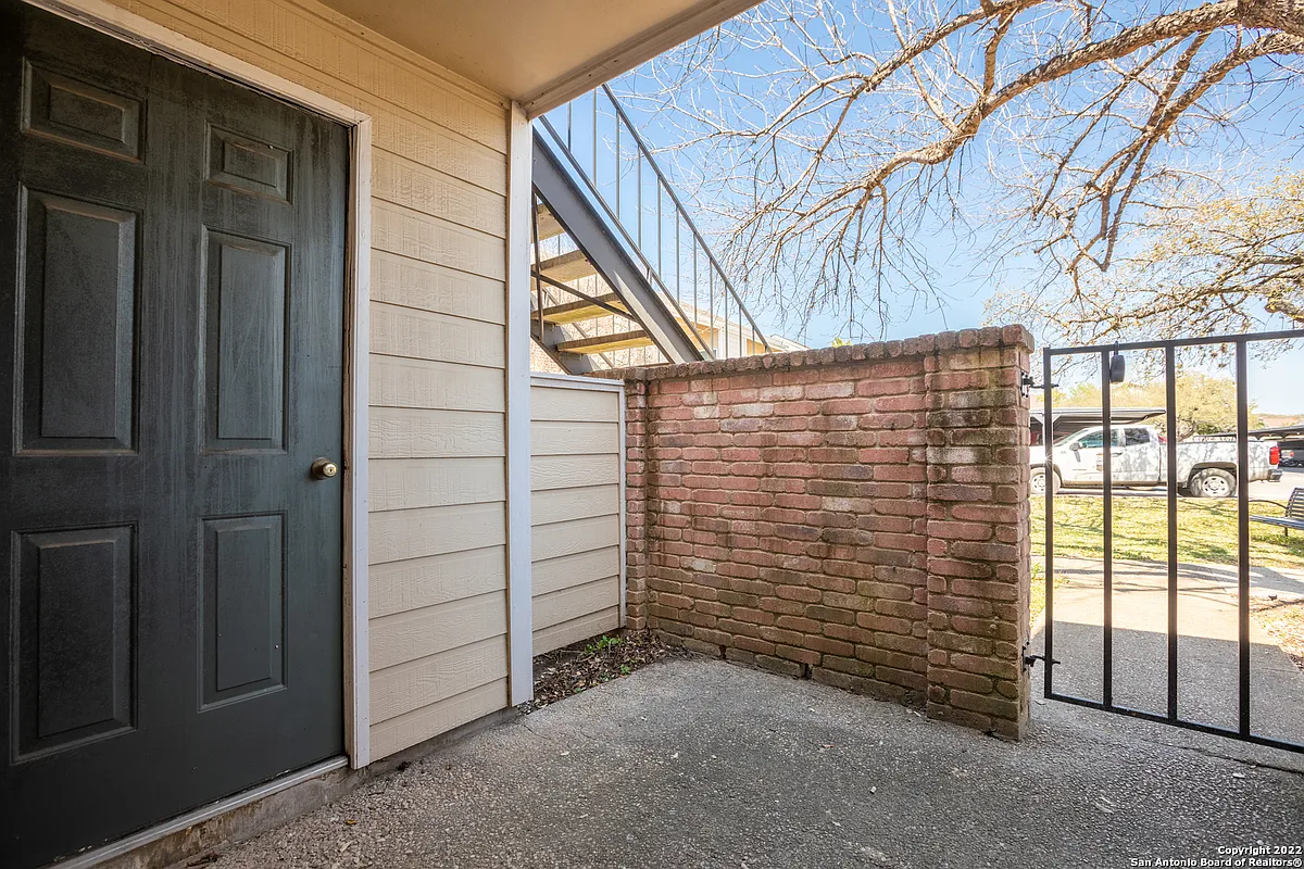Building Photo - 11610 Vance Jackson Rd #1095