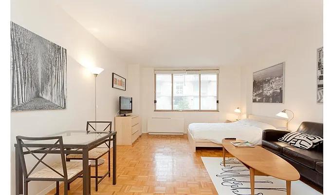 Rented by Gulia Wang, LREB | media 26