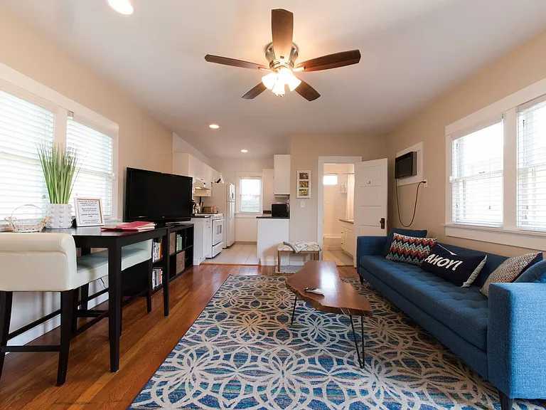 3122 1/2 E 8th St #1/2 — Photo 5