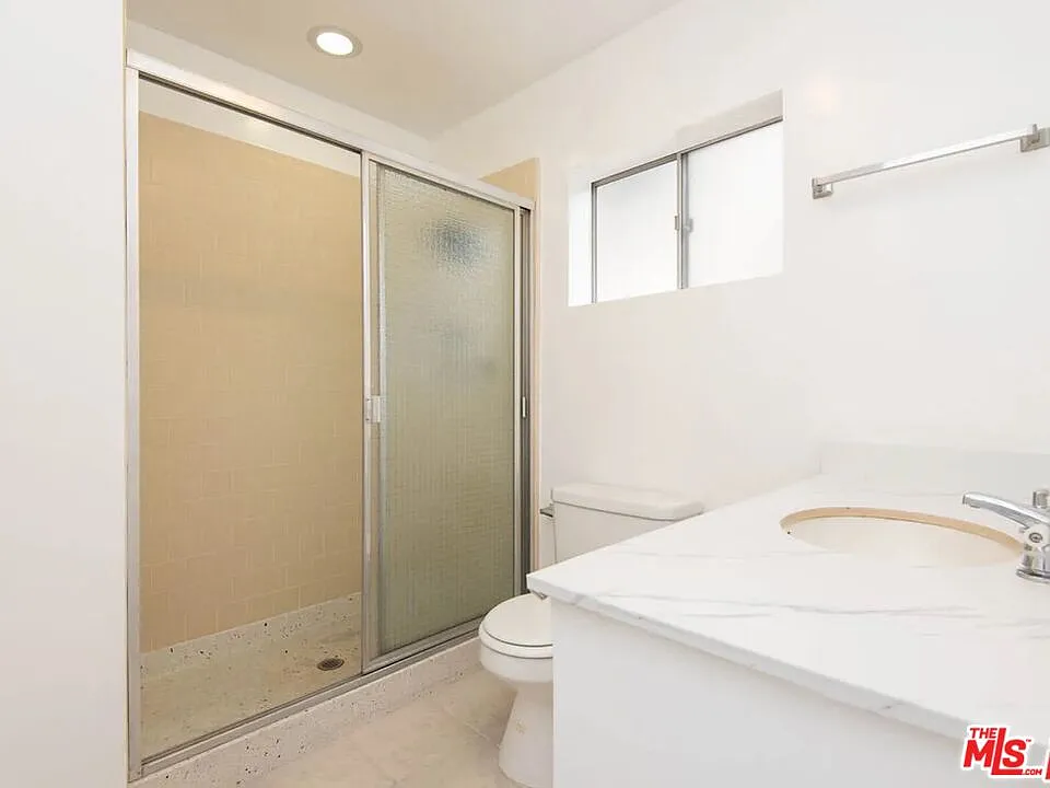 3 bed, 3.0 bath, 2100 sqft, $8,995 — Photo 4