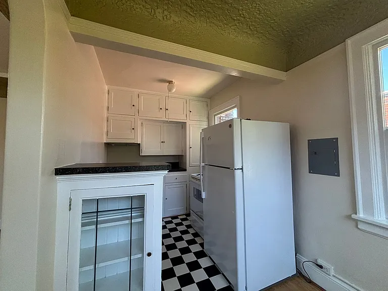 Burgess Apartments — Photo 6