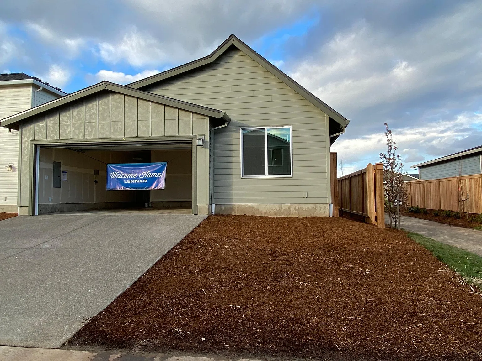 1910 Smith Dr — Photo 2