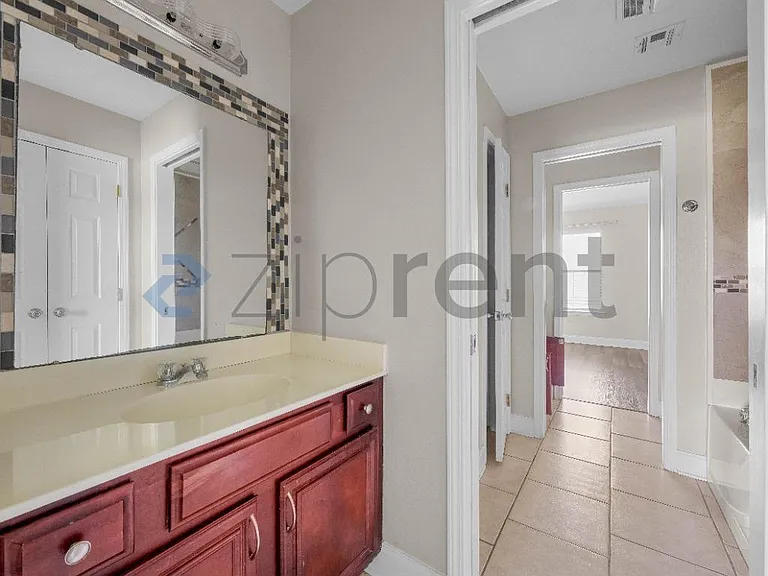 1418 Windsor St #1418 — Photo 22