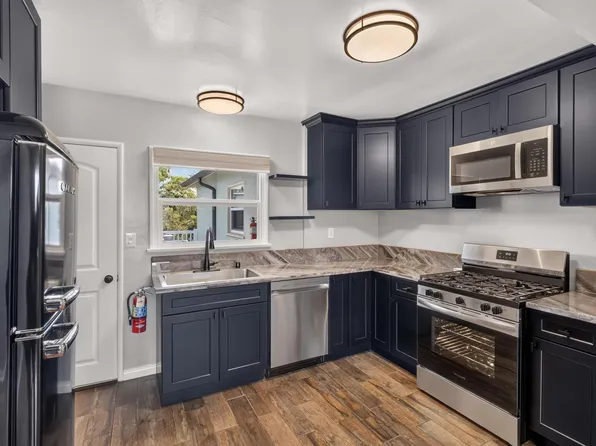 1050 4th St, Hermosa Beach, CA 90254