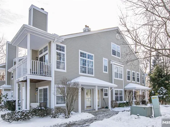 1063 Cambridge Ct, Mahwah, NJ 07430