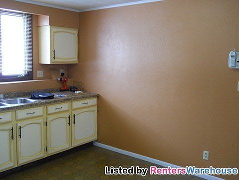 5th image of 2072 Greenwood Dr NE