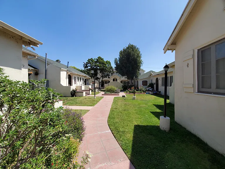 950 1/2 N Serrano Ave — Photo 2