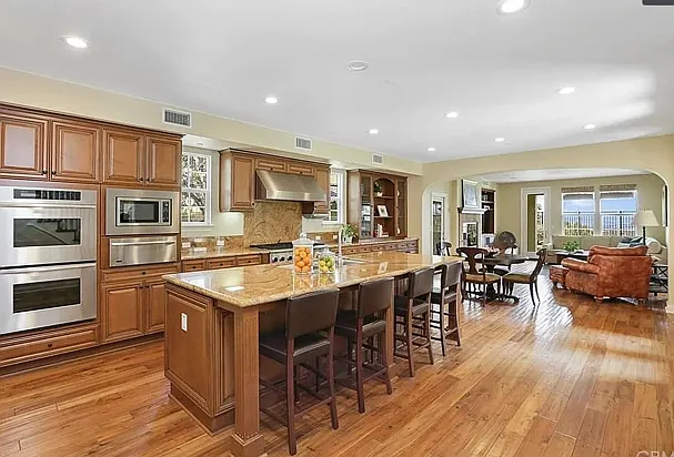 4 bed, 3.5 bath, 3455 sqft, $10,500 — Photo 3