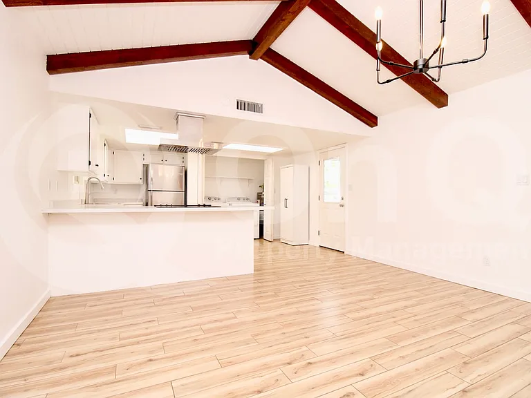 104 E Laurel Ave — Photo 4