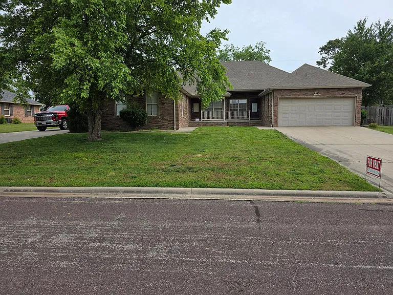 1702 Twin Oaks Dr — Photo 1