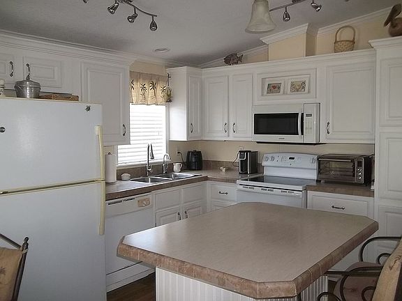3rd image of 682 N Green Cir