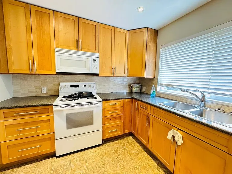 8400 Fairhurst Rd — Photo 2