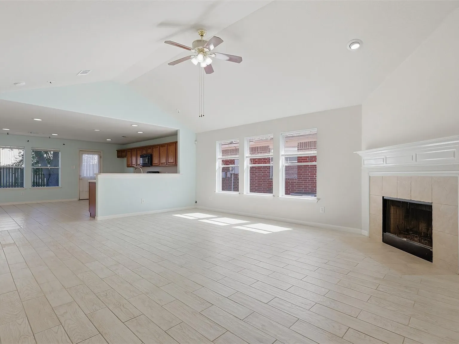 4 bed, 2.0 bath, 1875 sqft, $1,900 — Photo 3
