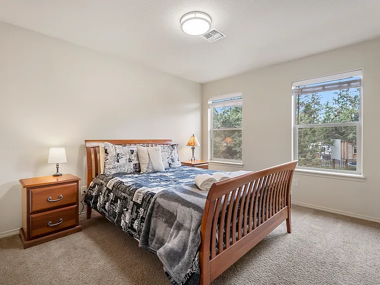 676 SE Gleneden Pl — Photo 17
