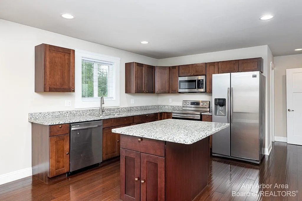3 bed, 2.5 bath, 3270 sqft, $3,200 — Photo 4