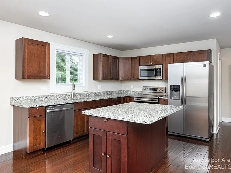 2 Maple Village Ct — Photo 4