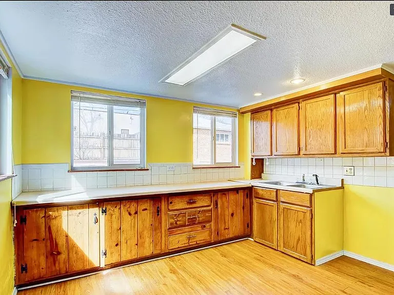 This is an old pic, the kitchen is painted!