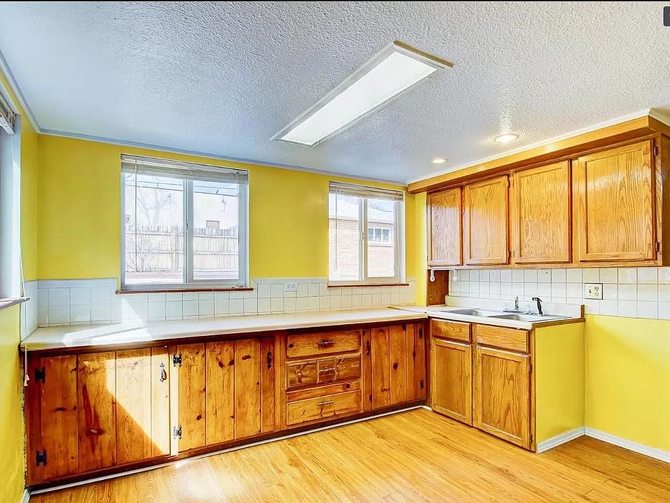 This is an old pic, the kitchen is painted!