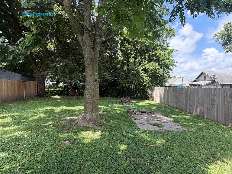 1205 S Market St — Photo 10