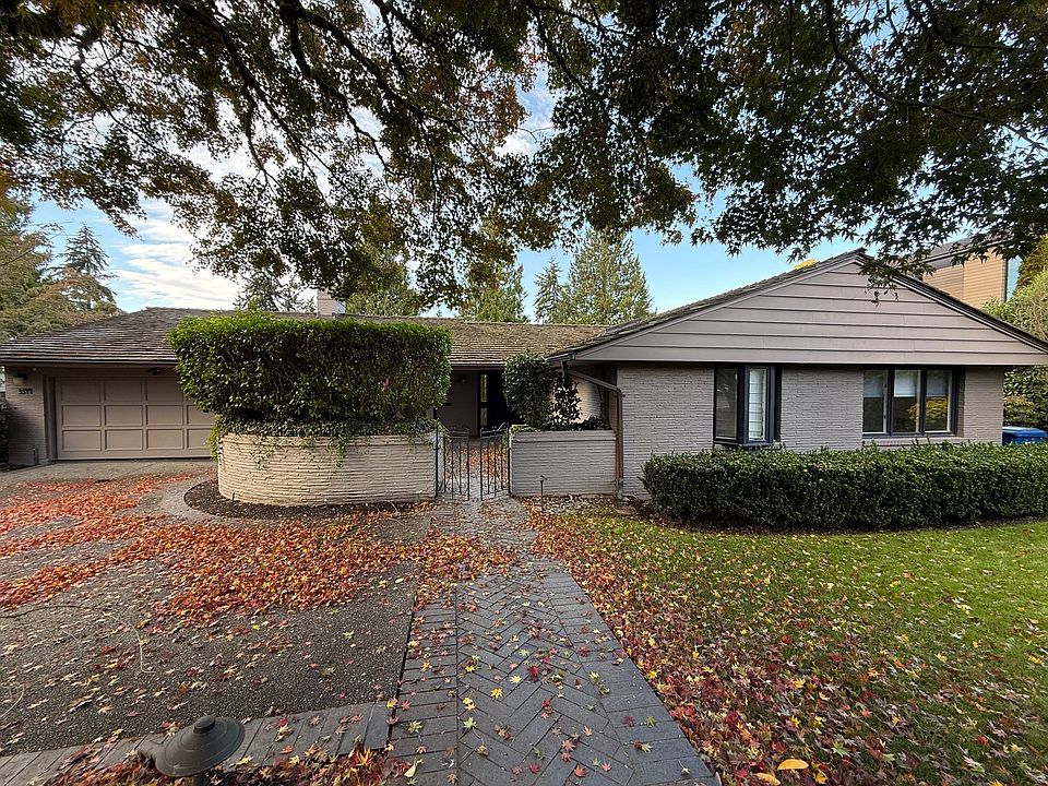 Large double lot on the fairway with a daylight rambler. Easy living!