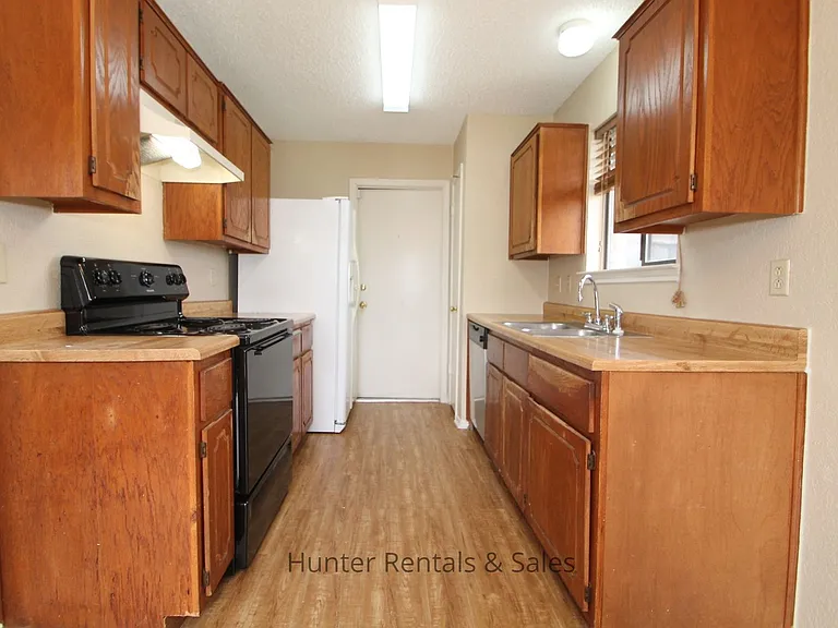 1100 Goodhue Dr — Photo 4