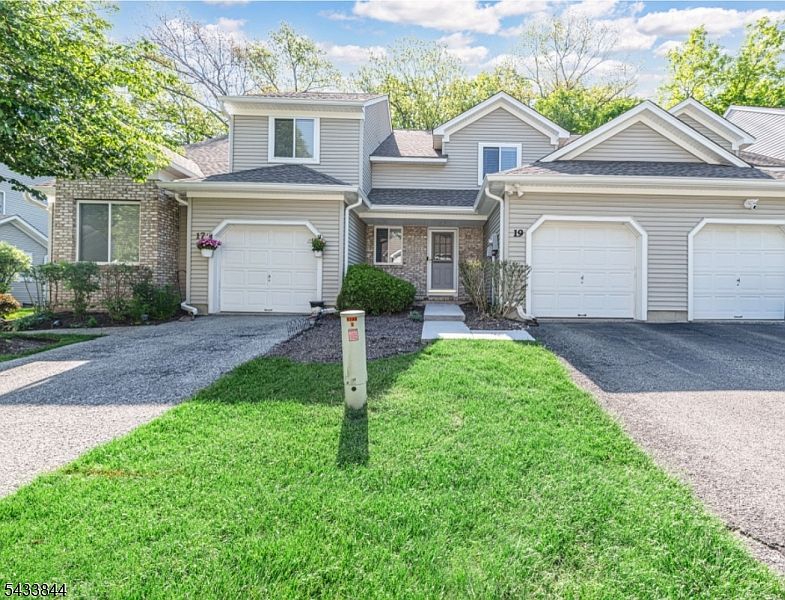 1st image of 19 Sweetwater Ln