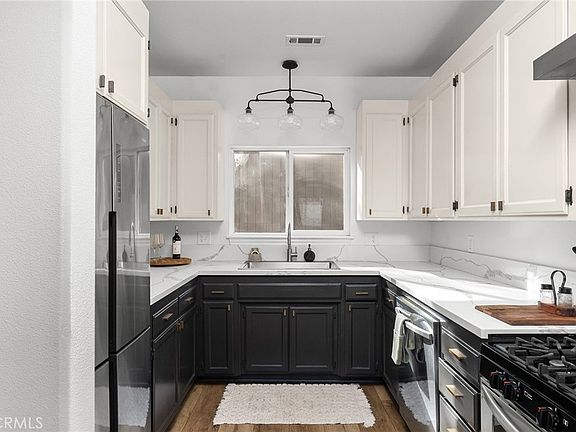 5th image of 131 W 3rd Ave
