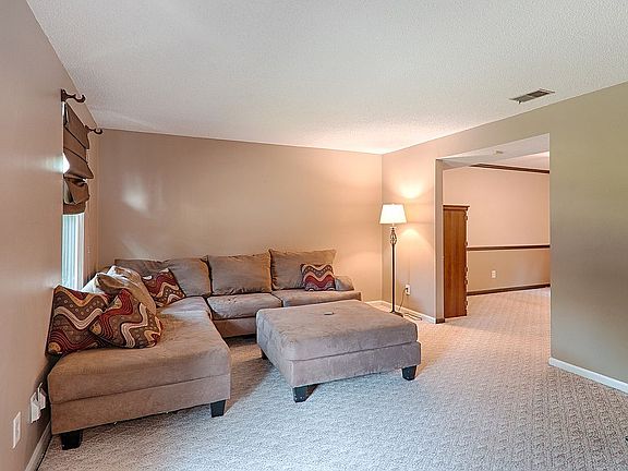 2nd image of 718 Vista Grande Cres