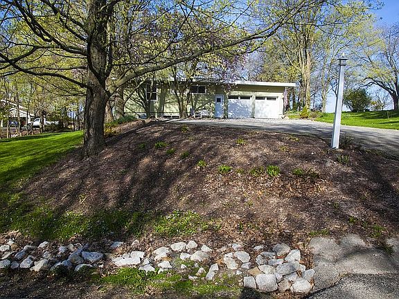 3rd image of 208 Parkway Dr