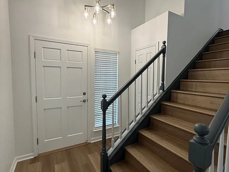 300 Grove Ct — Photo 14