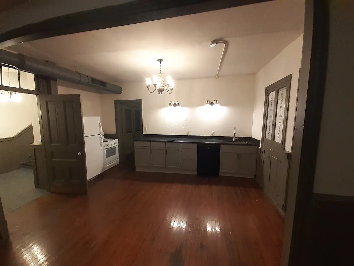 212 Locust St - Front Apartment — Photo 2