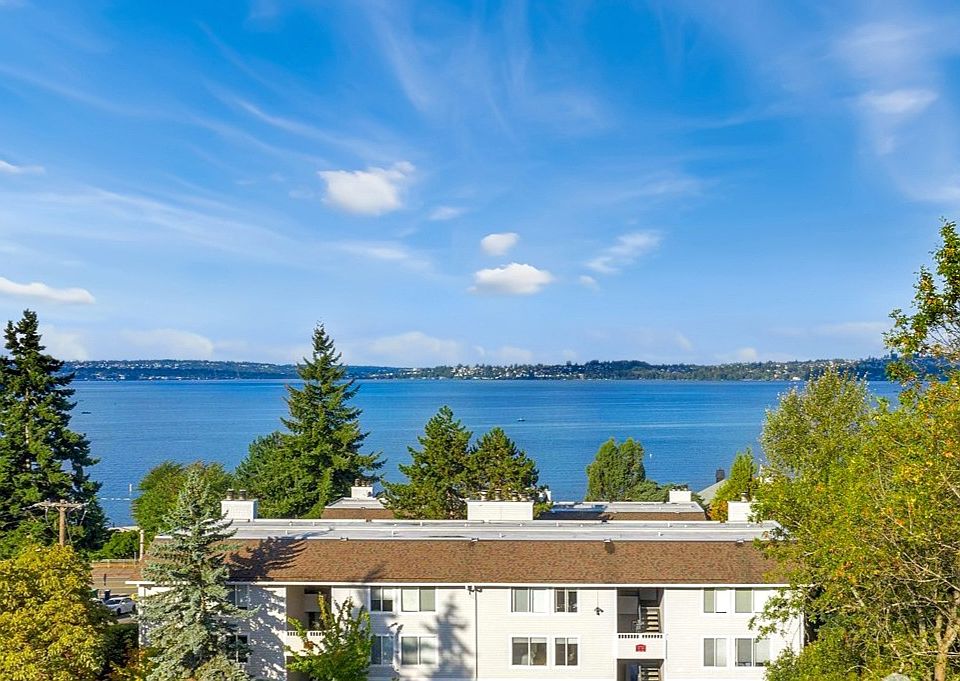 Spectacular West facing views of Lake Washington and Olympic Mountains.