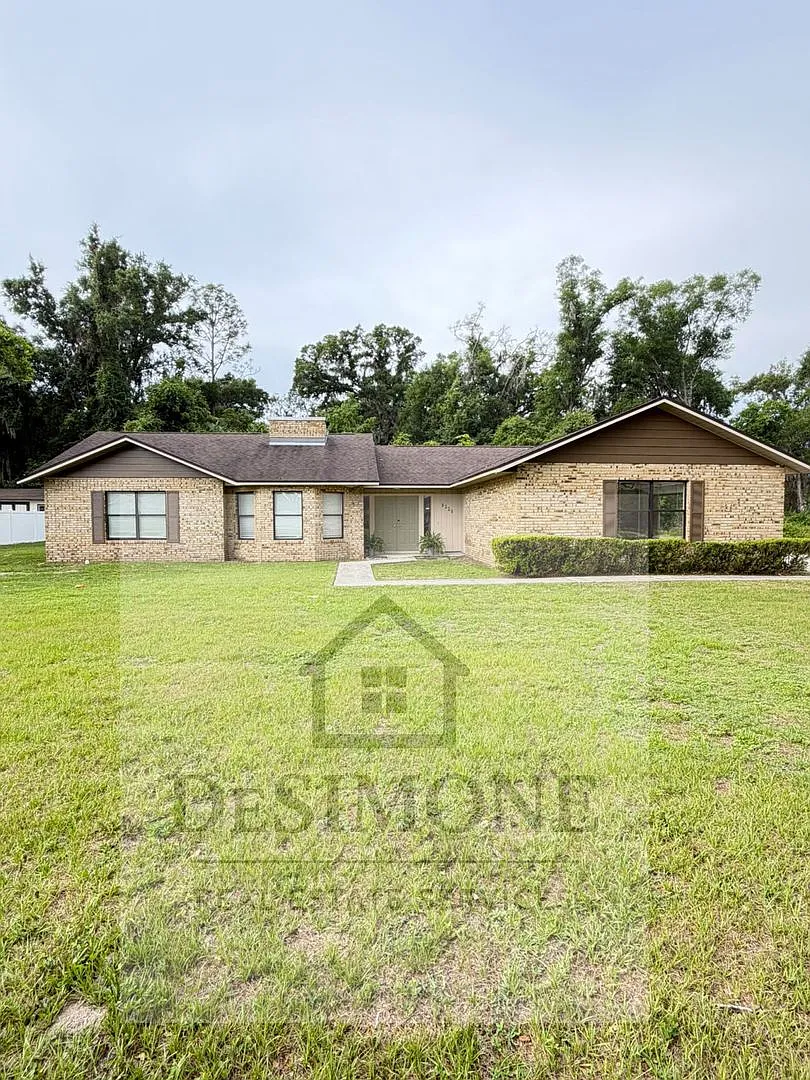 Spacious 3BR Home in Country Oaks Close to West Marion Hospital, Shopping, Dining & WEC — Photo 1