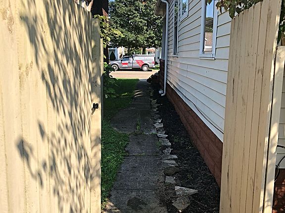 Side entry to backyard