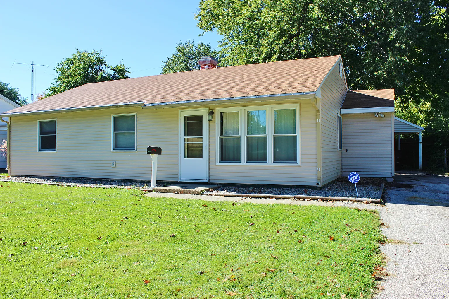 1507 Honeysuckle Ln photo 1
