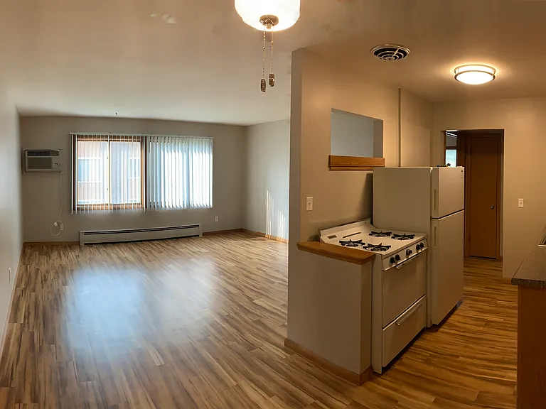 Broadway West Apartments — Photo 7