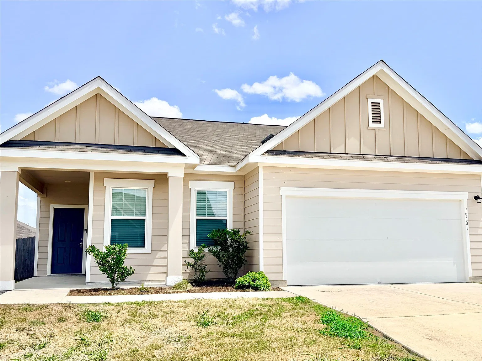 3 bed, 2.0 bath, 1438 sqft, $2,000 — Photo 1