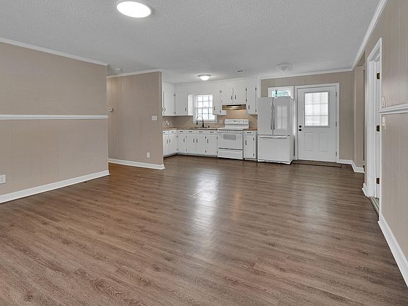 3rd image of 2484 5 Cent Road