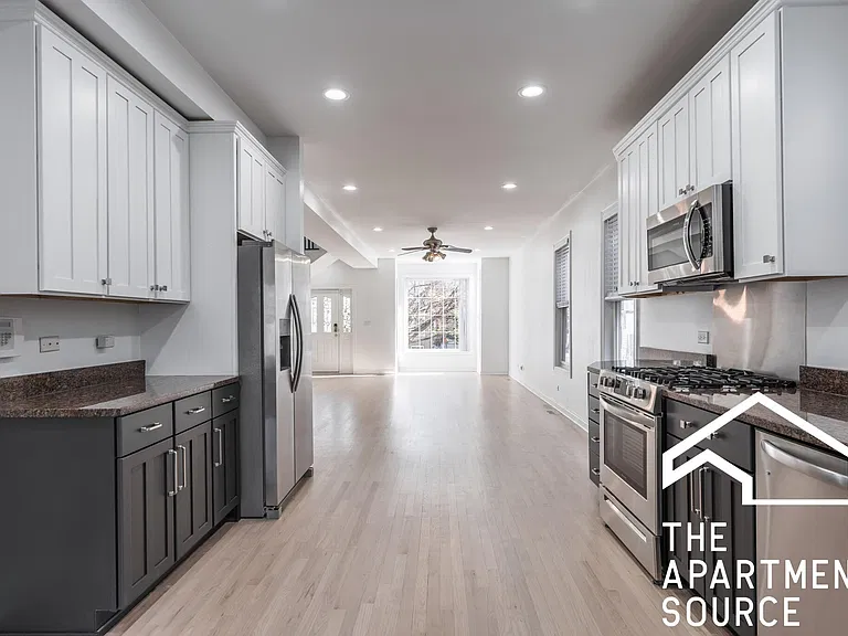 2522 N Artesian Ave — Photo 5